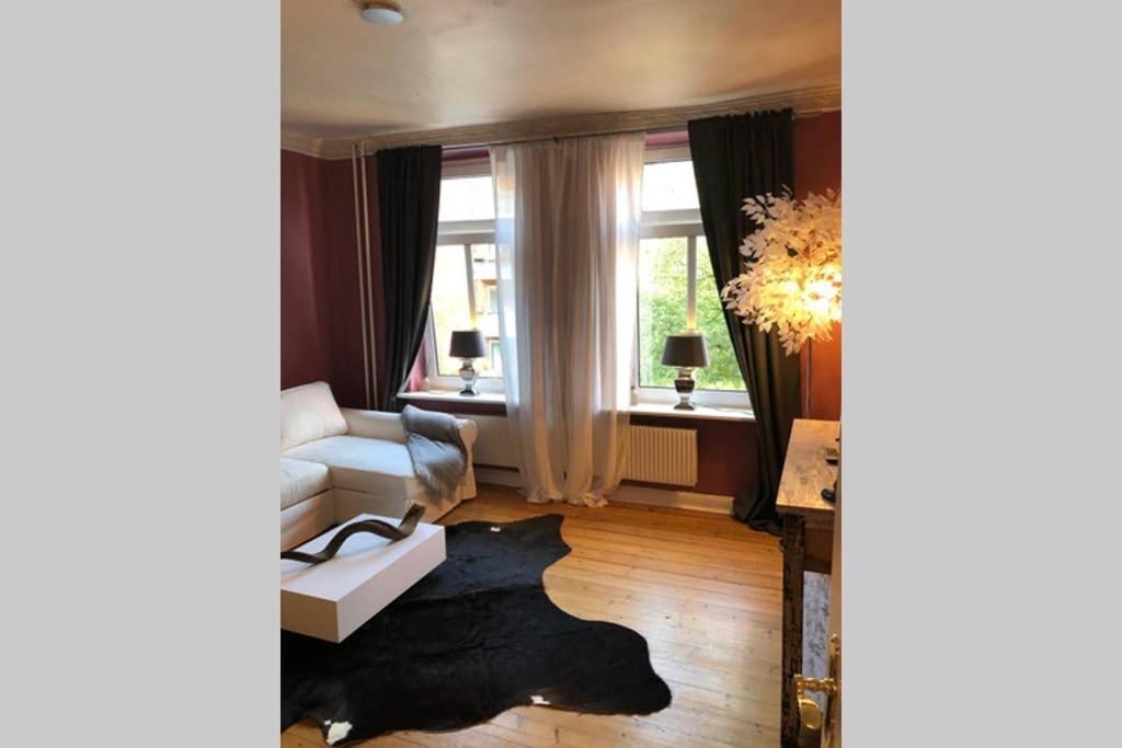 Perfekter Altbaucharme In Zentraler Lage ! Apartment *